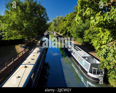 Le puttering autour sur les bateaux de ménage est une tradition typiquement anglaise de loisirs. Les cours d'eau, canaux, cours d'eau et rivières d'Oxford sont une source de nombreux tr Banque D'Images