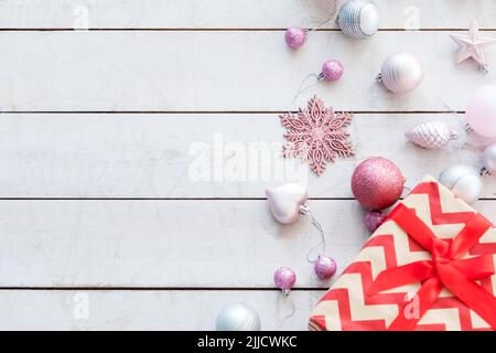 assortiment de boules-cadeaux de noël à ornements festifs Banque D'Images