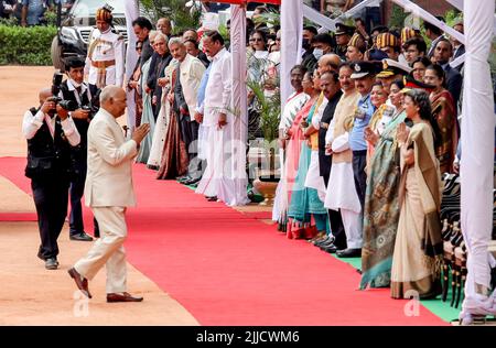 New Delhi, Inde. 25th juillet 2022. Le président sortant de l'Inde, RAM Nath Kovind, rencontre le ministre du cabinet à l'avant-cour du Palais présidentiel (Rashtrapati Bhawan). Droupadi Murmu devient Président de l'Inde en 15th le 25th juillet 2022. Elle est la première personne d'une communauté tribale et la deuxième femme présidente de l'Inde. Murmu est né sur 20 juin 1958, dans la famille tribale Santal à Uparbeda du district de Mayurbhanj. Crédit : SOPA Images Limited/Alamy Live News Banque D'Images