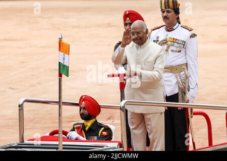 New Delhi, Inde. 25th juillet 2022. Le président sortant de l'Inde, RAM Nath Kovind, inspecte une garde d'honneur présentée par le personnel des trois services sur la piste du Palais présidentiel (Rashtrapati Bhawan). Droupadi Murmu devient Président de l'Inde en 15th le 25th juillet 2022. Elle est la première personne d'une communauté tribale et la deuxième femme présidente de l'Inde. Murmu est né sur 20 juin 1958, dans la famille tribale Santal à Uparbeda du district de Mayurbhanj. Crédit : SOPA Images Limited/Alamy Live News Banque D'Images