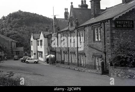 1970s, historique, vue extérieure de cette époque de l'Hôtel Whitewell, Forêt de Bowland, Clitheroe, Lancashire, Angleterre, ROYAUME-UNI. Situé dans le joli creux de Bowland, le panneau sur le côté du bâtiment indique qu'il s'agit d'une « Maison Dutton ». L'auberge à cette époque faisait partie du portefeuille des brasseries Dutton, qui ont été ensuite reprises par Whitbread. Banque D'Images