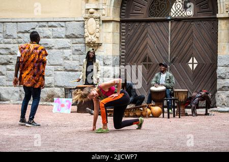 Musique et danse de Côte d'Ivoire jouée dans le jardin de Kansallismuseo à Helsinki, en Finlande Banque D'Images