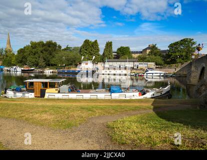 Nous sommes situés sur la rive sud de la Tamise à Abingdon, juste à côté du pont médiéval d'Abingdpn. De l'autre côté de la rivière, la vue est dominée par Saint Hele Banque D'Images