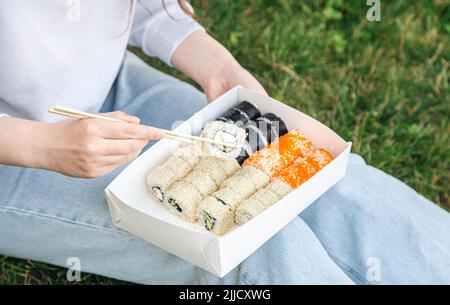 Gros plan des sushis dans la boîte au pique-nique, concept de livraison des sushis. Banque D'Images