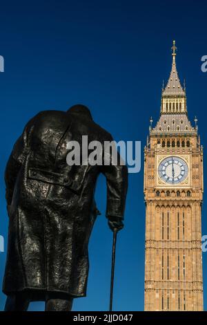 Big Ben, le Parlement et une vue arrière de la statue de Winston Churchill sur la place du Parlement, Westminster, Londres, Angleterre Banque D'Images