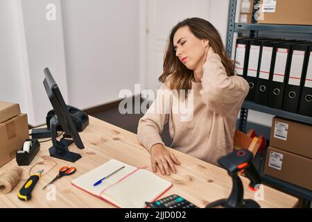 Jeune femme ecommerce travailleur d'affaires souffrant de douleurs au cou au bureau Banque D'Images