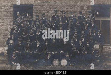 Les élèves du secondaire de Pie. Cartes postales du 1920s. La collection d'histoire locale de la bibliothèque Csorba Gyz Könyvtár rassemble depuis janvier 1966 des photos et des cartes postales relatives au comté de Baranya. Selon les données mises à jour le 1st février 2016, la collection se compose de 11 565 exemplaires. À la suite du projet de numérisation lancé en 2012, la Collection comprend environ 59 000 enregistrements en noir et blanc et en couleur de différentes tailles et de différents types, qui sont consultables par le biais du catalogue électronique. Banque D'Images