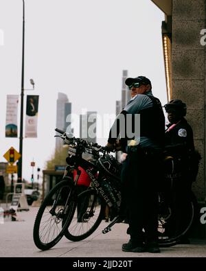 Un portrait des policiers de Chicago à vélo dans le centre-ville de Chicago, aux États-Unis Banque D'Images