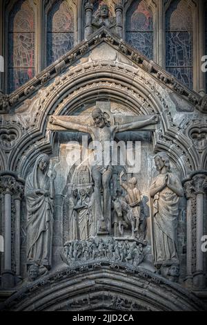 Un cliché vertical de la sculpture de la crucifixion du Christ à l'église de la cathédrale de Nidaros, dans la ville de Trondheim, en Norvège Banque D'Images