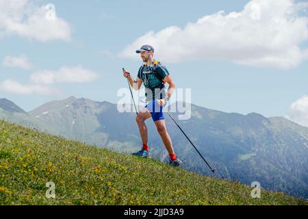 Arkhyz, Russie - 3 juillet 2022 : athlète masculin marchant sur une piste ascendante dans Arkhyz X Run Banque D'Images