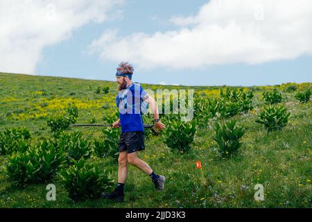 Arkhyz, Russie - 3 juillet 2022 : piste de course à pied pour coureur masculin dans Arkhyz X Run Banque D'Images