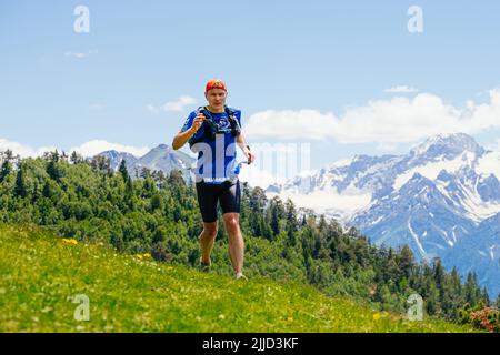 Arkhyz, Russie - 3 juillet 2022 : sentier de montagne pour coureurs masculins dans Arkhyz X Run Banque D'Images