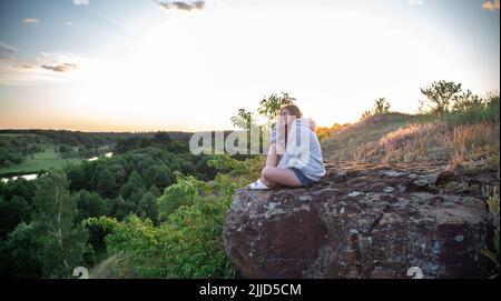 Une jeune femme sur le fond d'un paysage forestier dans une région montagneuse. Banque D'Images