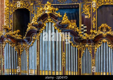 Orgue à pipe à l'intérieur d'Igreja dos Clerigos une église baroque du 18th siècle conçue par Nicolau Nasoni dans le centre de Porto une ville importante au Portugal. Banque D'Images