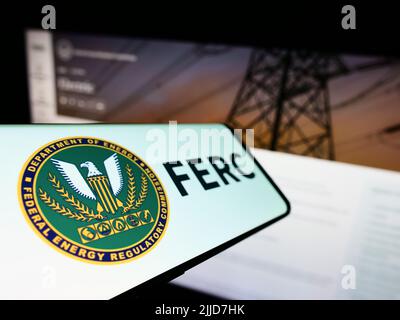Téléphone mobile avec logo de la Commission fédérale américaine de réglementation de l'énergie (FERC) à l'écran devant le site Web. Mise au point à gauche de l'écran du téléphone. Banque D'Images