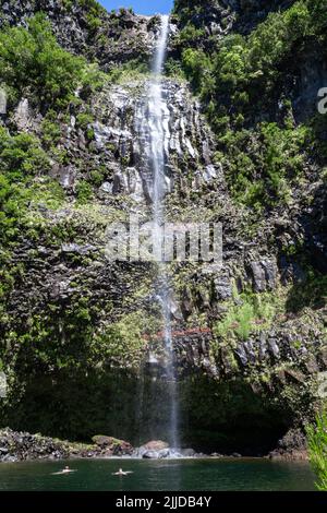 MADÈRE, PORTUGAL - 27 AOÛT 2021 : voici l'eau de Risko avec un étang en dessous dans la réserve naturelle nationale de Rabaskal. Banque D'Images