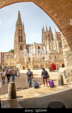 Vue sur la cathédrale Sainte Marie de Burgos par la porte de la ville de Santa Maria, sur la Plaza de Santa María, Banque D'Images