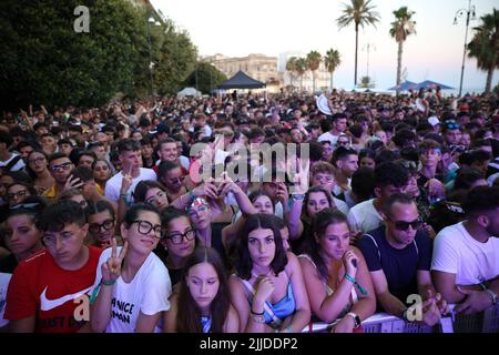 Dans la photo la place de Sciacca où l'événement a eu lieu plus de 6000 personnes ont assisté à la fête pop de Green Valley avec plus de 30 artistes sur scène, la protection civile pour les bouches d'incendie trop chaudes utilisées pour mouiller la foule Banque D'Images