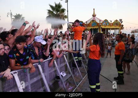 Dans la photo la place de Sciacca où l'événement a eu lieu plus de 6000 personnes ont assisté à la fête pop de Green Valley avec plus de 30 artistes sur scène, la protection civile pour les bouches d'incendie trop chaudes utilisées pour mouiller la foule Banque D'Images