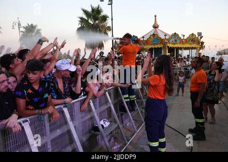 Dans la photo la place de Sciacca où l'événement a eu lieu plus de 6000 personnes ont assisté à la fête pop de Green Valley avec plus de 30 artistes sur scène, la protection civile pour les bouches d'incendie trop chaudes utilisées pour mouiller la foule Banque D'Images