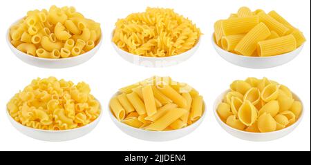 conchiglie séché non cuit dans un bol en céramique.Pâtes à coque bio brutes isolées sur bachground blanc avec passe-câble et pleine profondeur de champ Banque D'Images