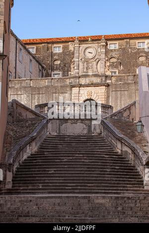 Centre historique de la vieille ville de Dubrovnik. Grand escalier jésuite qui descend de la place Gundulić à l'église Saint Ignace. Également appelé marche de Banque D'Images