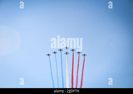 Paris, France, France. 24th juillet 2022. L'équipe de pilotage acrobatique d'élite française ''Patrouille de France'' (PAF) survole l''Arc de Triomphe' lors du Tour de France 2022, course cycliste Stage 21, arène de Paris la Défense à Paris champs-Elysées (116 km) sur 24 juillet 2022 à Paris, France. (Image de crédit : © Matthieu Mirville/ZUMA Press Wire) Banque D'Images