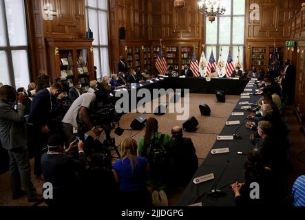 Indianapolis, États-Unis. 25th juillet 2022. Le vice-président Kamala Harris s'adresse aux législateurs de l'État de l'Indiana lors d'une table ronde sur les droits à l'avortement à la bibliothèque de l'État d'Indianapolis, lundi, à 25 juillet 2022, à Indianapolis, dans l'Indiana. Photo de John Sommers II/Pool/Sipa USA crédit: SIPA USA/Alay Live News Banque D'Images