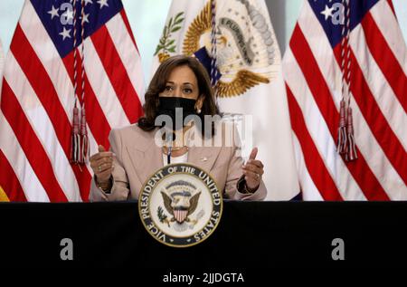 Indianapolis, États-Unis. 25th juillet 2022. Le vice-président Kamala Harris s'adresse aux législateurs de l'État de l'Indiana lors d'une table ronde sur les droits à l'avortement à la bibliothèque de l'État d'Indianapolis, lundi, à 25 juillet 2022, à Indianapolis, dans l'Indiana. Photo de John Sommers II/Pool/Sipa USA crédit: SIPA USA/Alay Live News Banque D'Images