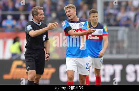 Keel, Allemagne. 23rd juillet 2022. Firo : 07/23/2022, football, 2nd divisions, 2nd divisions fédérales, Saison 2022/2023, Holstein Kiel - 1.FC Kaiserslautern, FCK ENTAUSCHT, GESTURE Jann-Fiete ARP AVEC arbitre Tobias Stieler (Allemagne) crédit: dpa/Alay Live News Banque D'Images