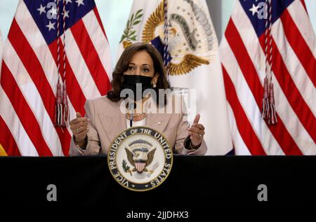 Indianapolis, États-Unis. 25th juillet 2022. Le vice-président Kamala Harris s'adresse aux législateurs de l'État de l'Indiana lors d'une table ronde sur les droits à l'avortement à la bibliothèque de l'État d'Indianapolis, lundi, à 25 juillet 2022, à Indianapolis, dans l'Indiana. Photo de John Sommers II/UPI crédit: UPI/Alay Live News Banque D'Images