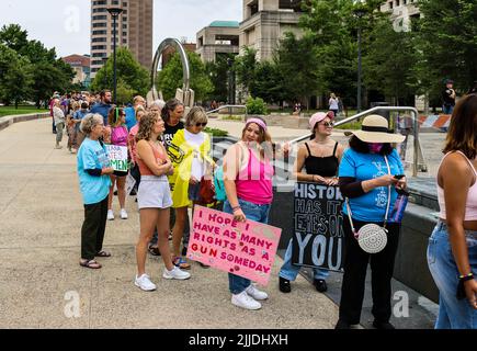 Indianapolis, États-Unis. 25th juillet 2022. Les manifestants se sont rassemblés dans l'État de l'Indiana alors que l'Assemblée législative de l'État de l'Indiana commence une session spéciale pour examiner la législation sur l'avortement, au Capitole de l'État de l'Indiana, lundi 25 juillet 2022 à Indianapolis, in . Photo par Edwin Locke/UPI crédit: UPI/Alay Live News Banque D'Images