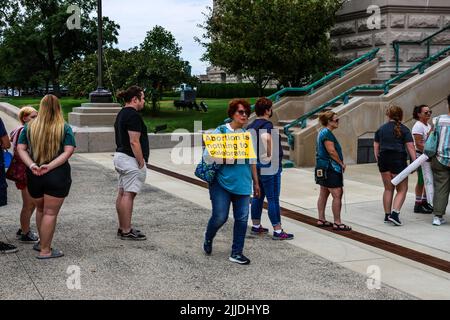 Indianapolis, États-Unis. 25th juillet 2022. Les manifestants se sont rassemblés dans l'État de l'Indiana alors que l'Assemblée législative de l'État de l'Indiana commence une session spéciale pour examiner la législation sur l'avortement, au Capitole de l'État de l'Indiana, lundi 25 juillet 2022 à Indianapolis, in . Photo par Edwin Locke/UPI crédit: UPI/Alay Live News Banque D'Images