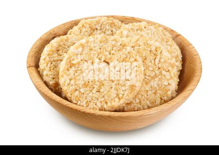 biscuits de noix de coco aux graines de lin blanc et au miel dans un bol en bois isolé sur fond blanc avec pleine profondeur de champ. Une alimentation saine Banque D'Images