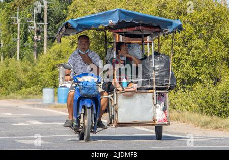 BANGKOK, THAÏLANDE, JUIN 05 2022, Un couple fait une moto avec un sidecar sur une route rurale Banque D'Images