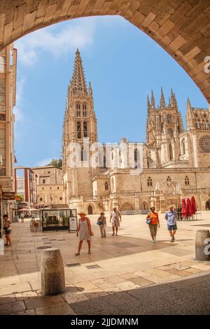 Vue sur la cathédrale Sainte Marie de Burgos par les portes de la ville de Santa Maria Banque D'Images