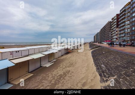 Plage de la mer du Nord, Blankenberge, Belgique, bois plage accessoires casiers de stockage à la plage de sable avec mer et ciel couvert en arrière-plan Banque D'Images