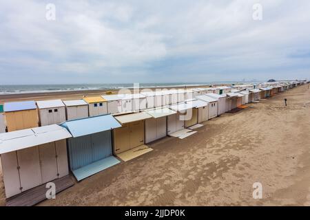 Plage de la mer du Nord, Blankenberge, Belgique, bois plage accessoires casiers de stockage à la plage de sable avec mer et ciel couvert en arrière-plan Banque D'Images