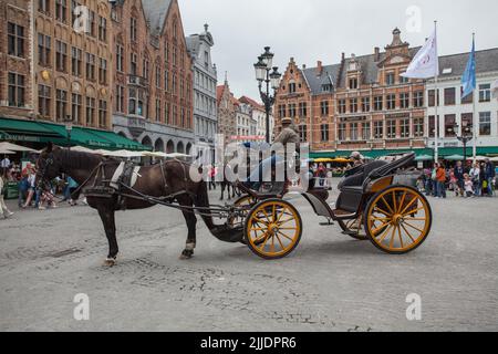 Brugges, Belgique, touristes en voiture, visite de la vieille ville
