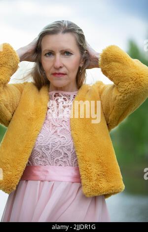 Portrait d'une belle femme d'âge moyen d'apparence européenne. Femme de cinquante ans. Banque D'Images