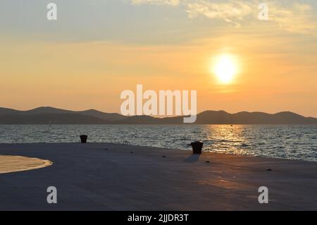 Coucher de soleil incroyable à Greetings à l'installation de soleil à Zadar, Croatie Banque D'Images