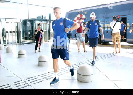 Zagreb, Croatie, 25 juillet 2022. Mislav Orsic, joueur de football du GNK Dinamo, est visible à l'aéroport Franjo Tudjman de Zagreb, en Croatie, sur 25 juillet 2022. Le départ des footballeurs GNK Dinamo à Skopje avant le match contre le FC Shkupi 1927 lors du tour préliminaire 2nd de la Ligue des champions de l'UEFA. Photo: Luka Stanzl/PIXSELL Banque D'Images
