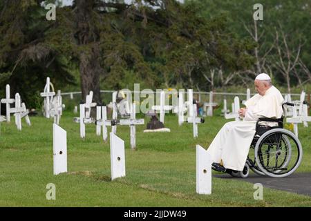 Vatican, Vatican. 25th juillet 2022. Canada, Edmonton, 2022/07/25 le pape François prie en privé dans le cimetière Maskwacis près de l'église dédiée à notre Dame des sept Sorrows, bénit une bannière avec les noms des enfants des pensionnats, Edmonton, Canada Photographie par Vatican Mediia/Catholic Press photo. LIMITÉ À UNE UTILISATION ÉDITORIALE - PAS DE MARKETING - PAS DE CAMPAGNES PUBLICITAIRES. Crédit : Agence photo indépendante/Alamy Live News Banque D'Images