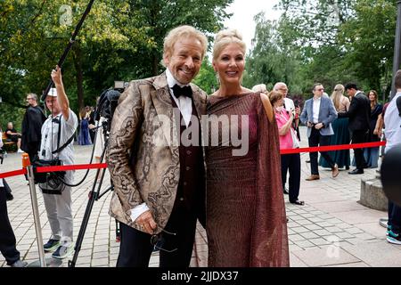 Bayreuth, Allemagne. 25th juillet 2022. Thomas Gottschalk et Karina Mroß à l'ouverture du Bayreuth Richard Wagner Festival dans la Festspielhaus sur le Grüner Hügel. Le Festival commence cette année avec une nouvelle production de 'Tristan et Isola' Credit: Daniel Löb/dpa/Alay Live News Banque D'Images