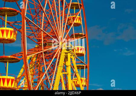 Les ferris à roue abandonnés vieux parc en métal pripyat cabines vide ciel, pour le carrousel Voyage pour les loisirs et les fantômes de ville, ville détruite. Urgence du bâtiment Banque D'Images