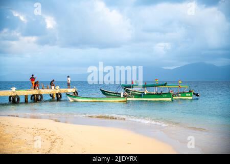 Pêcheur local pêchant à partir d'un quai dans les îles San Blas au Panama Banque D'Images