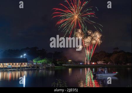 Feu d'artifice du jour de l'indépendance au-dessus de la crique à Holden Beach, Caroline du Nord, États-Unis Banque D'Images