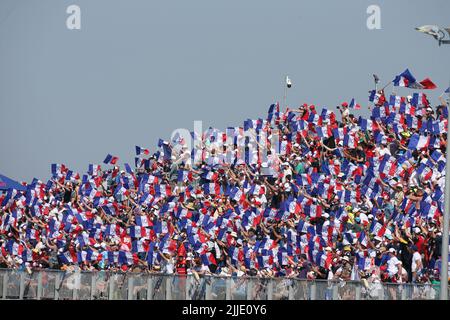 24 2022 juil le Castellet, France - F1 2022 France GP - DÉFILÉ DE CONDUITE - tribunes pleines de drapeaux frech Banque D'Images