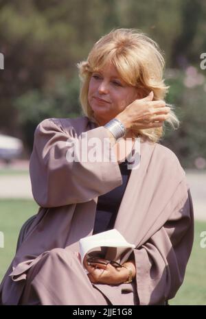 Goldie Hawn à la Caravan Hollywood Clean Water California, 1986. Avec Rae Dawn Chong, Chevy Chase et Goldie Hawn. Les acteurs, ainsi que des dizaines d'autres, ont visité l'État pour soutenir la proposition 65 de Californie, qui était une initiative des électeurs pour réduire ou éliminer la contamination chimique des sources d'eau potable crédit: Ralph Dominguez/MediaPunch Banque D'Images