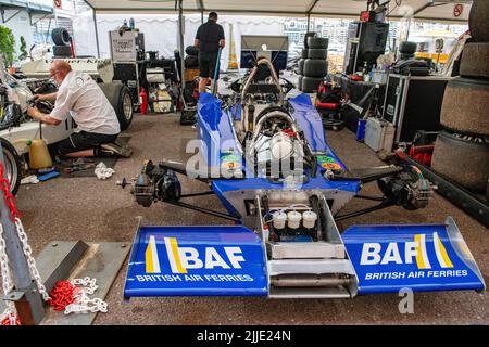 1977 Hesketh 308E avec la publicité Penthouse et Rizla dans les fosses du Grand Prix historique de Monaco Banque D'Images